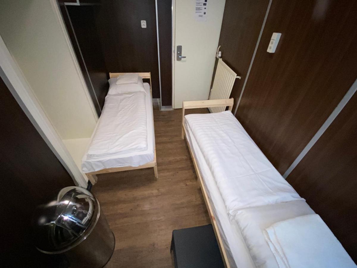 Chambre Lits Jumeaux avec Salle de Bains Commune