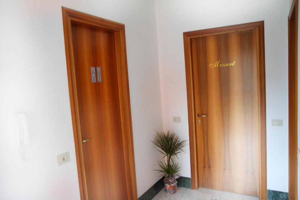 Double or Twin Room with Shared Bathroom,42653041:JPEG