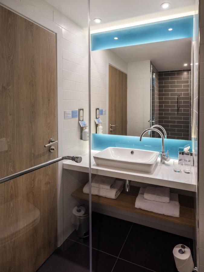 Chambre Lit Queen-Size Standard - Accessible aux Personnes à Mobilité Réduite avec Petit-Déjeuner Gratuit