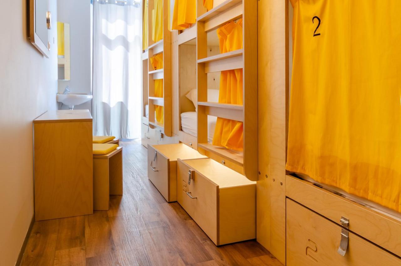 Lits Superposés dans Dortoir pour Femmes de 6 Lits avec Salle de Bains Privative