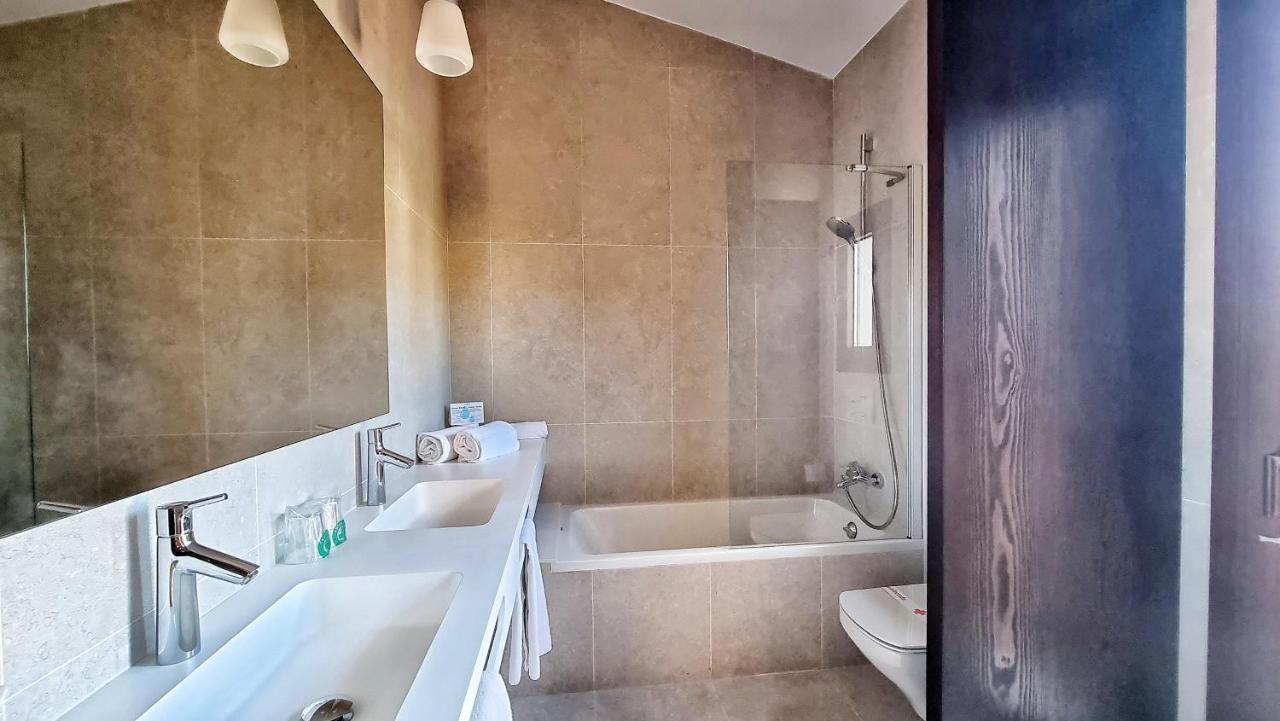 Chambre Familiale - Vue sur Place/Rue