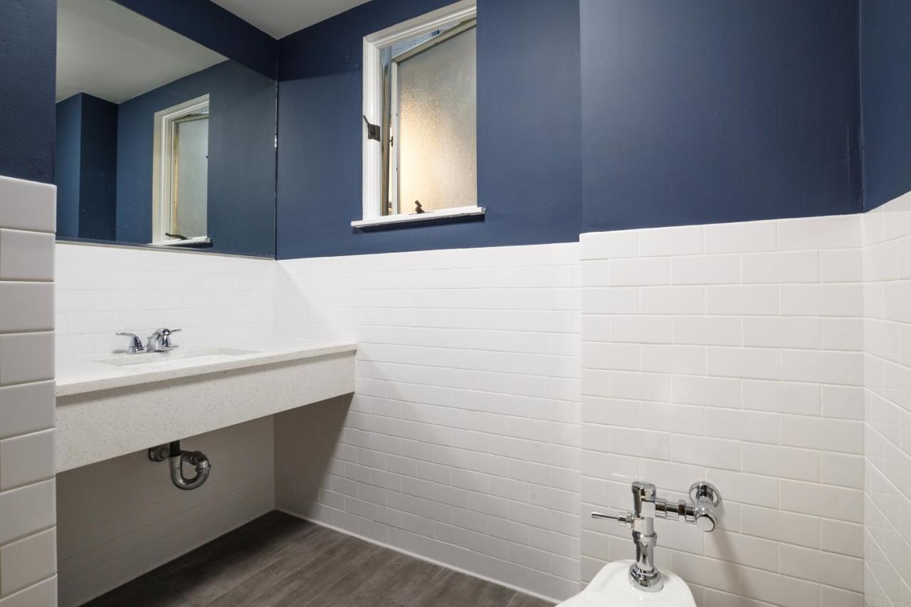 Chambre Simple avec Toilettes et Douche Communes