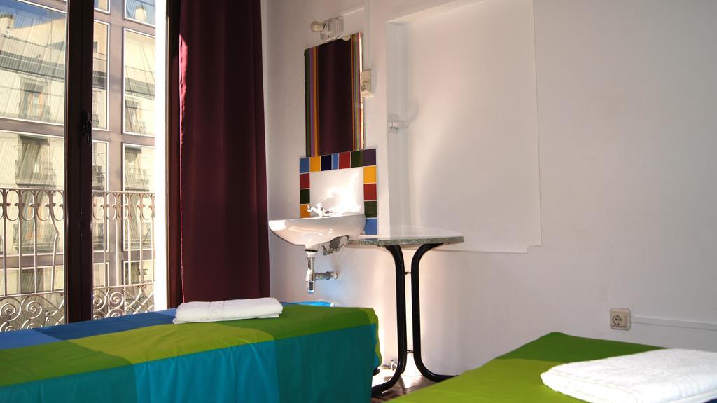 Chambre Lits Jumeaux avec Balcon et Salle de Bains Commune