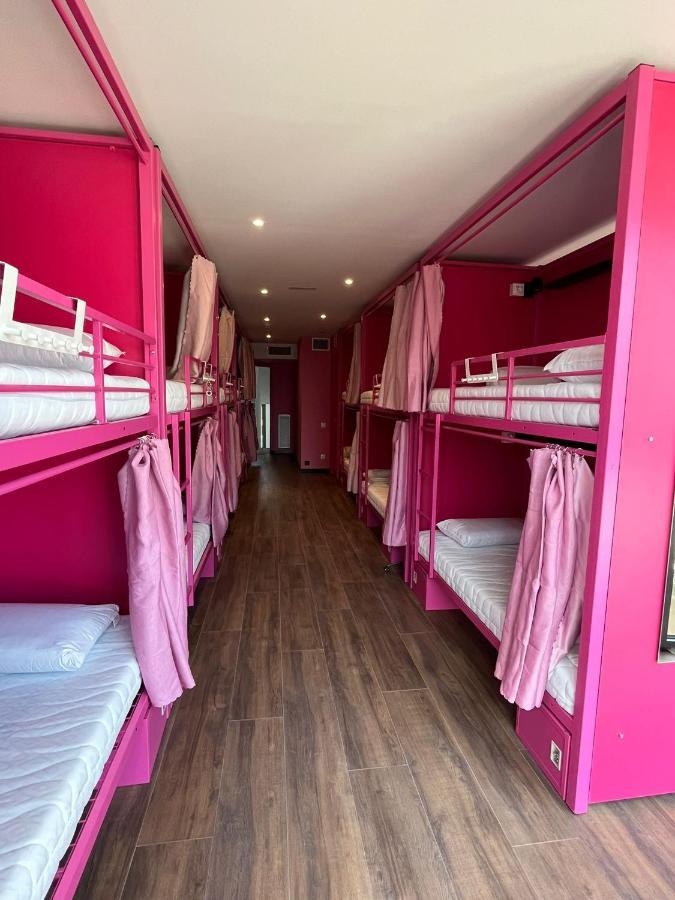 Lit Simple dans Dortoir pour Femmes