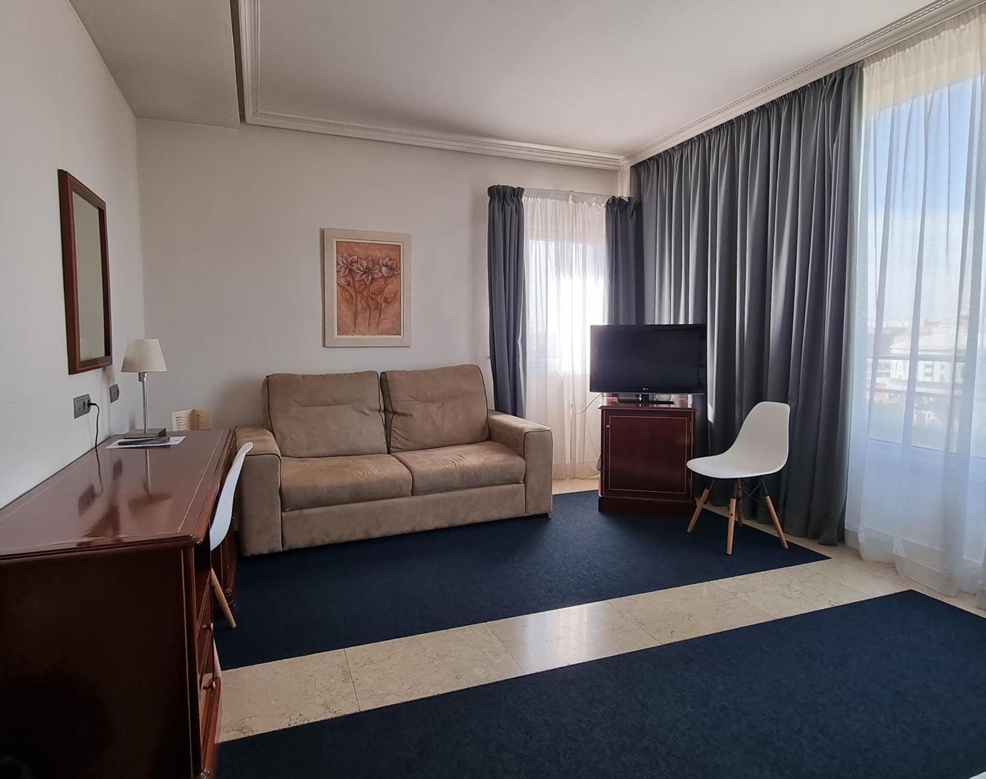 Chambre Triple (2 Adultes & 1 Enfant)