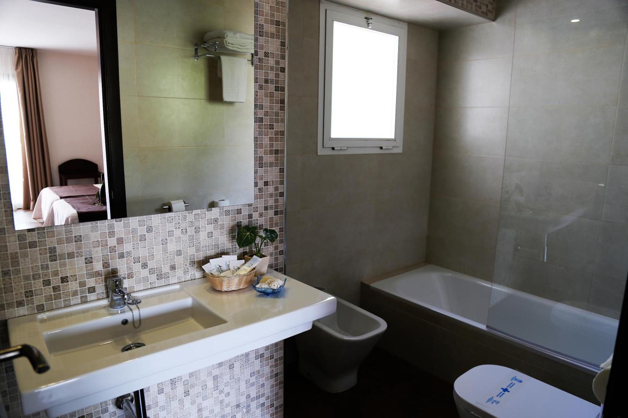 Chambre Double avec Lit d'Appoint et Terrasse