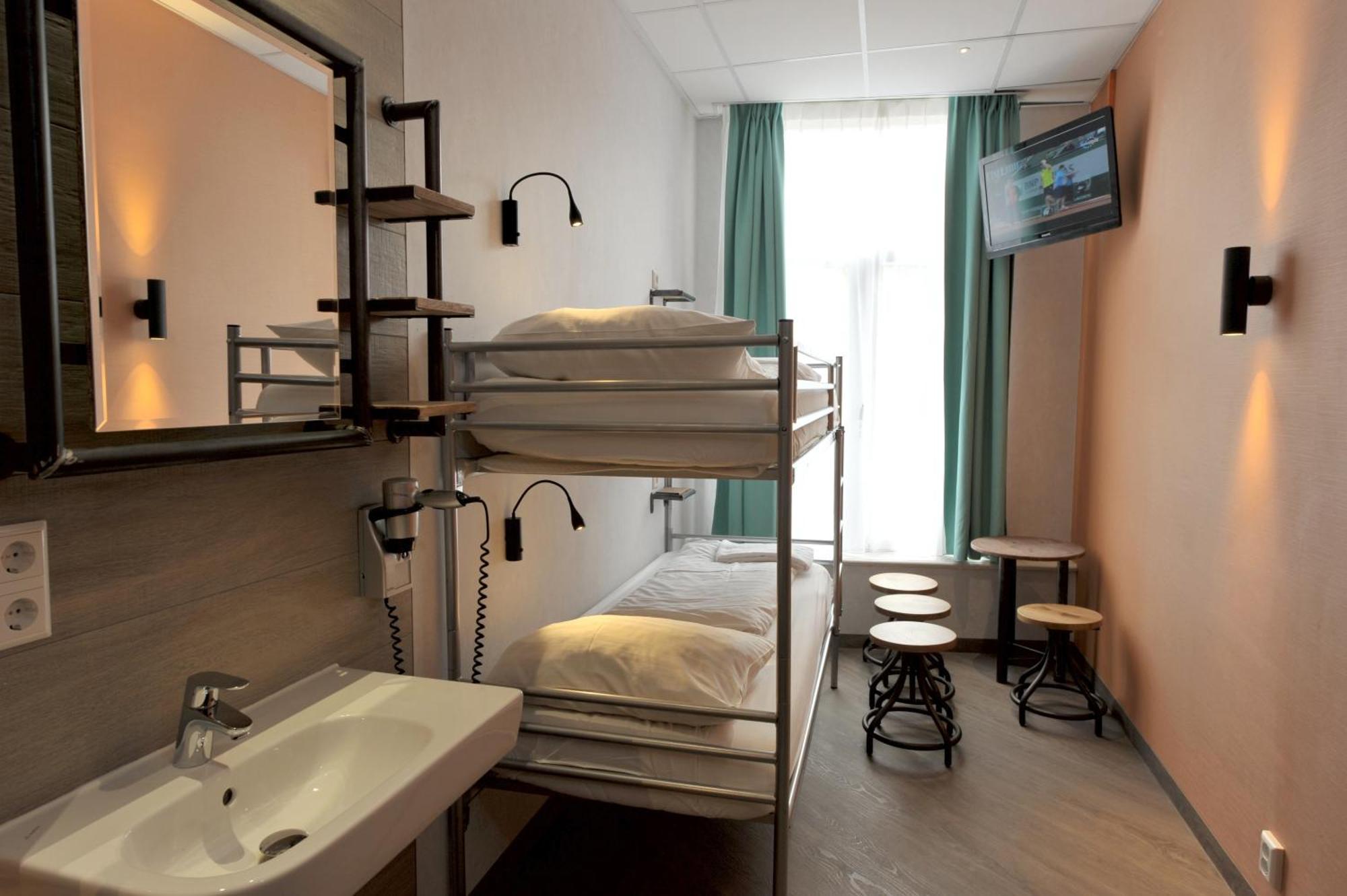 Chambre avec Lits Jumeaux - Salle de Bains Commune