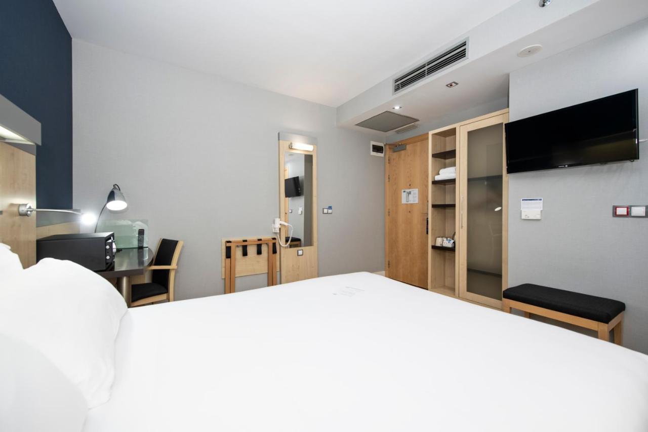 Chambre Lit Queen-Size Standard - Accessible aux Personnes à Mobilité Réduite avec Petit-Déjeuner Gratuit