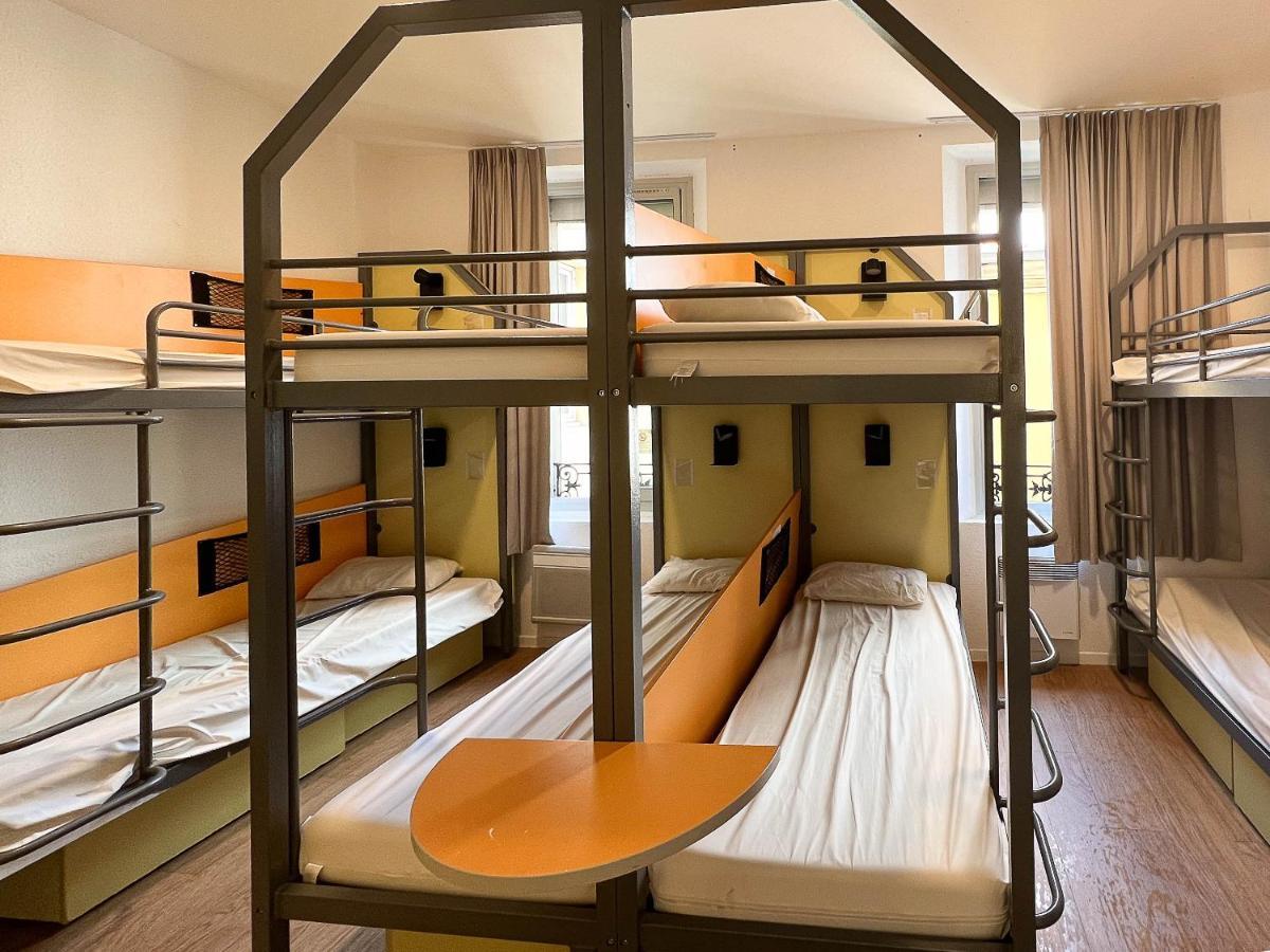 Lit dans Dortoir pour Hommes de 8 Lits avec Douche Privative - Toilettes Communes