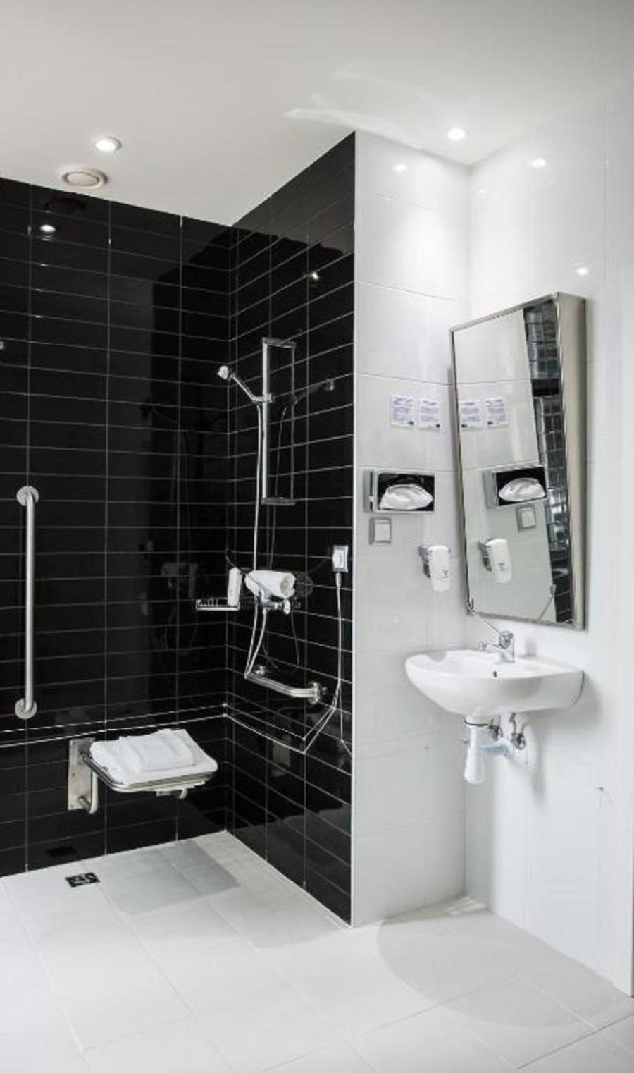 Chambre Double Standard avec Petit-Déjeuner Gratuit - Accessible aux Personnes à Mobilité Réduite