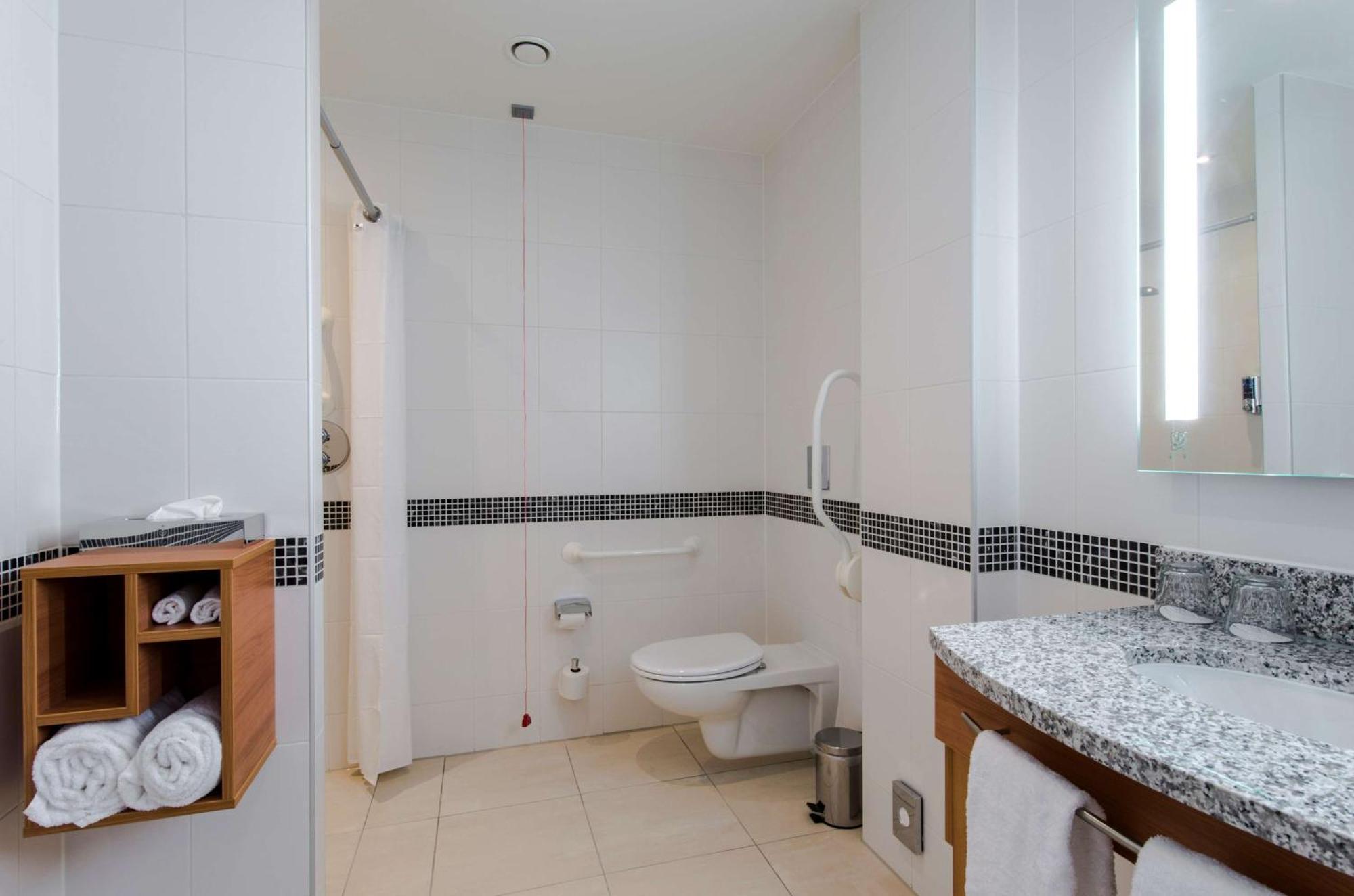 Chambre Lit Queen-Size Accessible aux Personnes à Mobilité Réduite