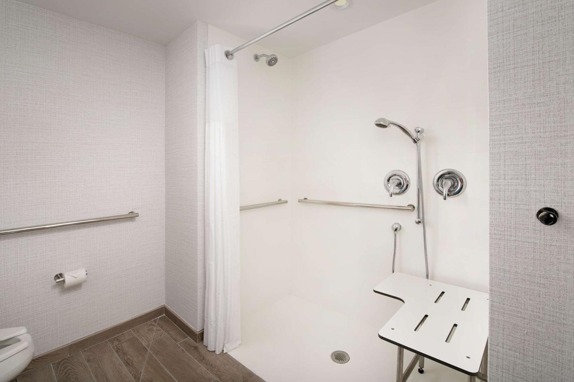 Chambre Lit King-Size avec Douche Accessible en Fauteuil Roulant - Adaptée aux Personnes à Mobilité Réduite