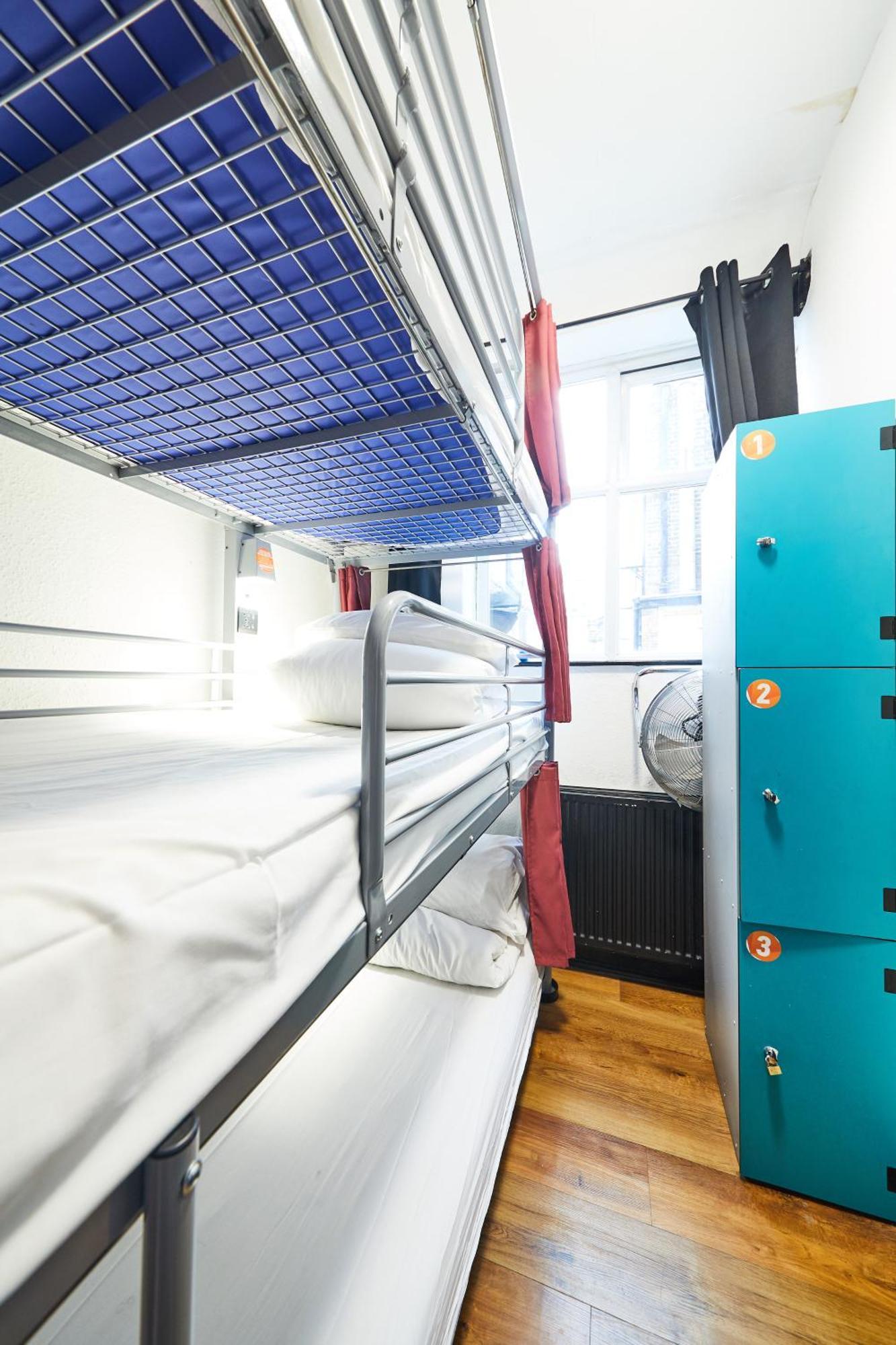 Lit dans un Dortoir Mixte de 12 Lits avec Salle de Bains Commune