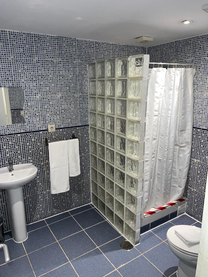 Chambre Double avec Lit d'Appoint et Salle de Bains Commune