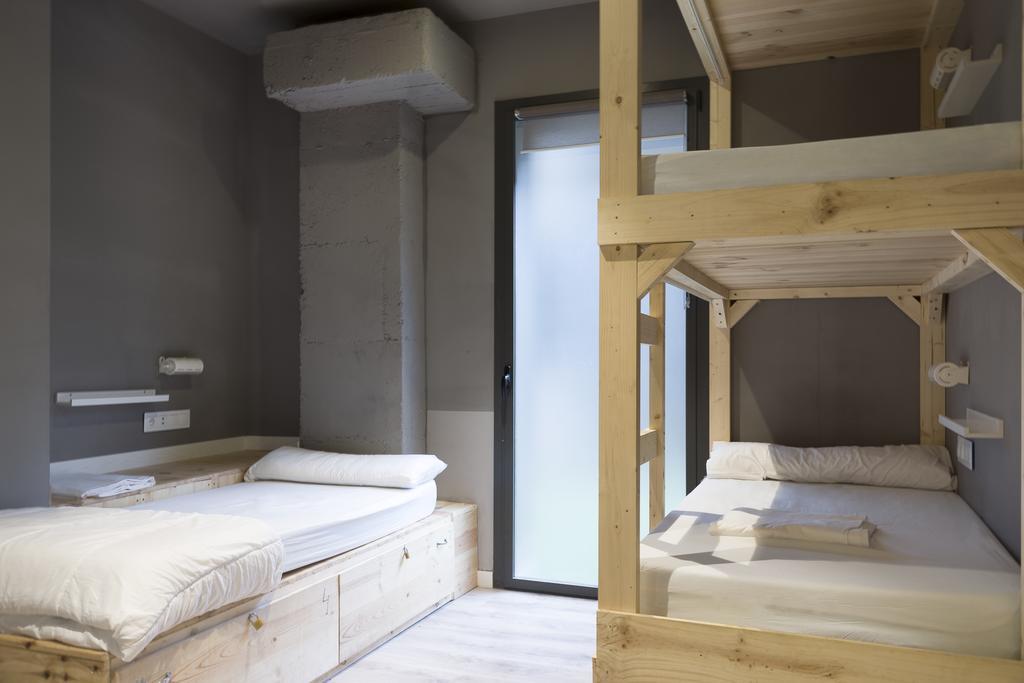 Chambre Triple Privée avec 3 Lits Simples et Salle de Bains Privative