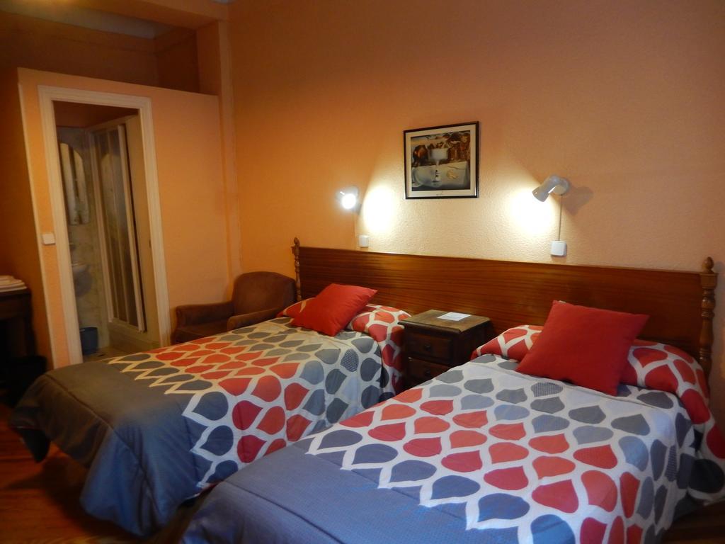 Chambre Lits Jumeaux avec Salle de Bains Commune