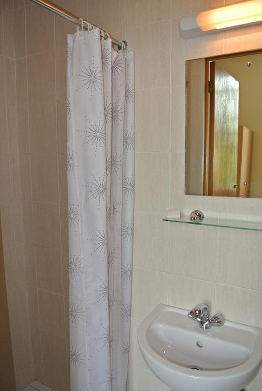 Chambre Simple Basique avec Salle de Bains Commune