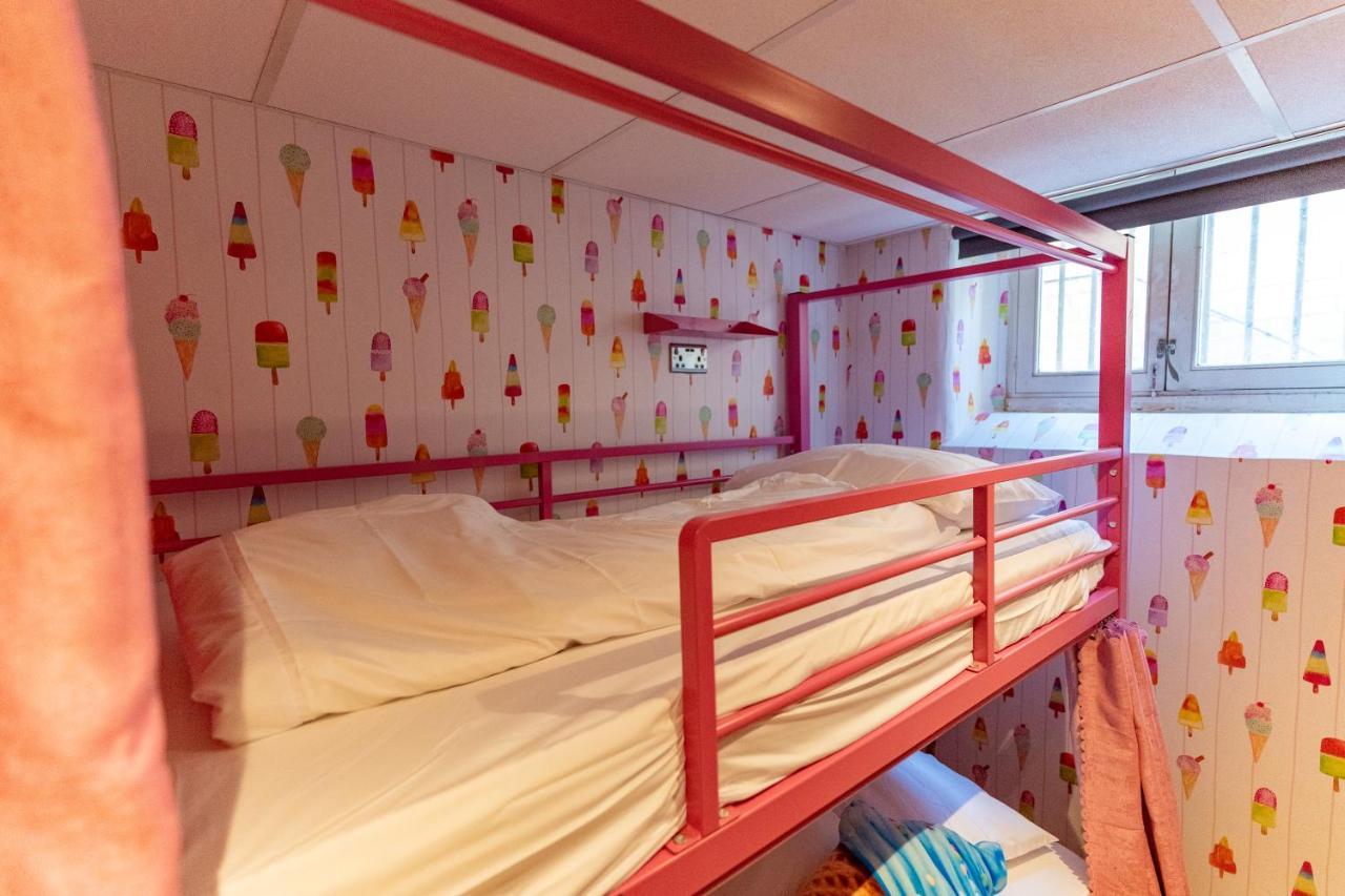 Lit dans Dortoir pour Femmes de 4 Lits