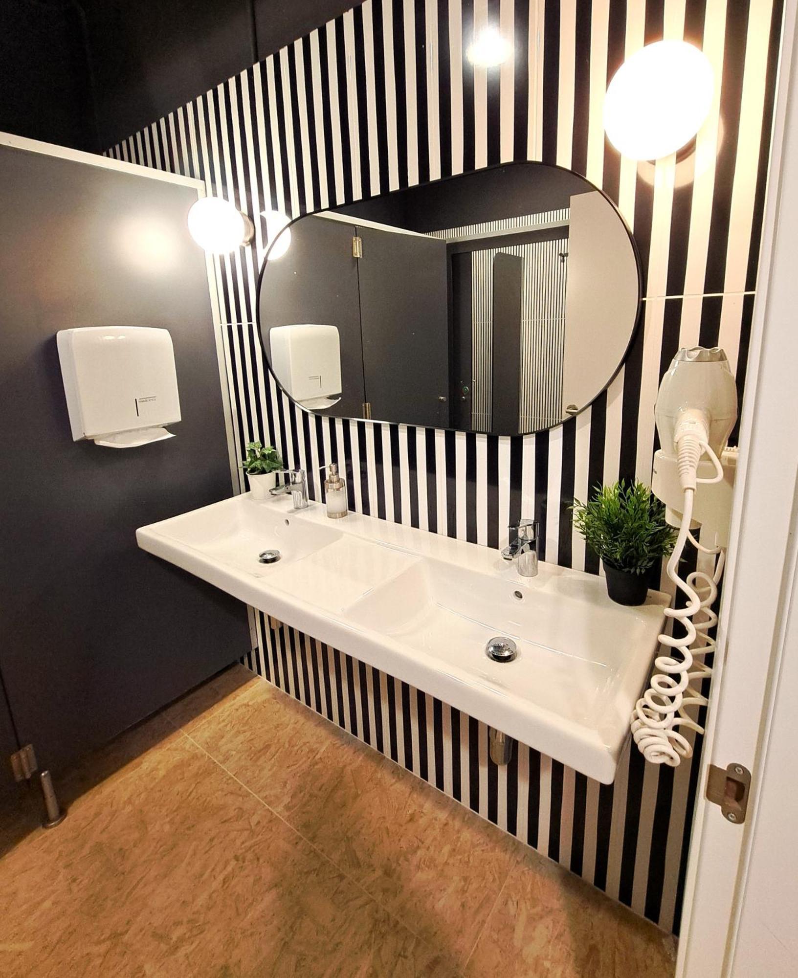 Lit dans Dortoir Féminin de 4 Lits avec Salle de Bains Commune