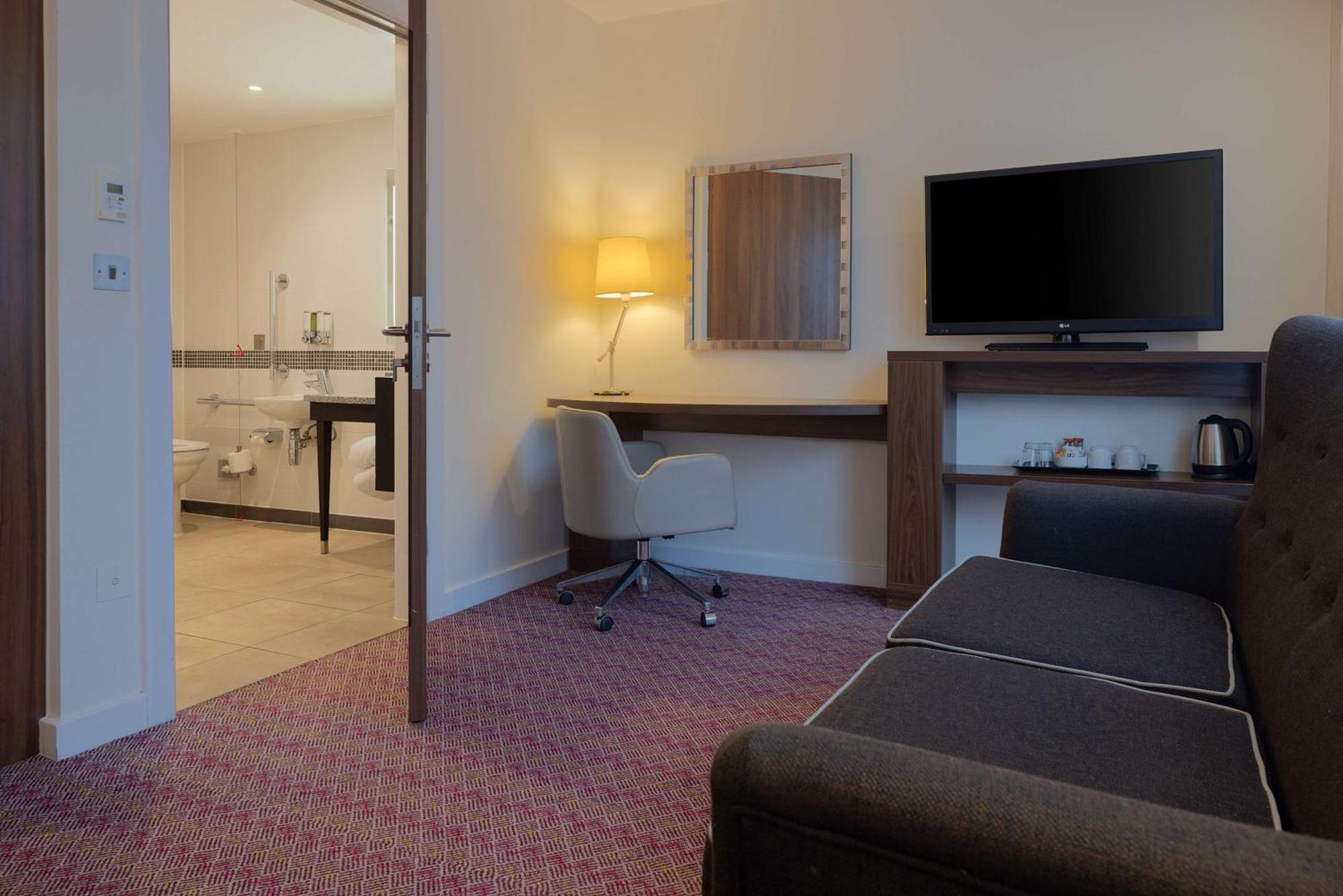Chambre Lit Queen-Size - Vue sur Ville - Accessible aux Personnes à Mobilité Réduite