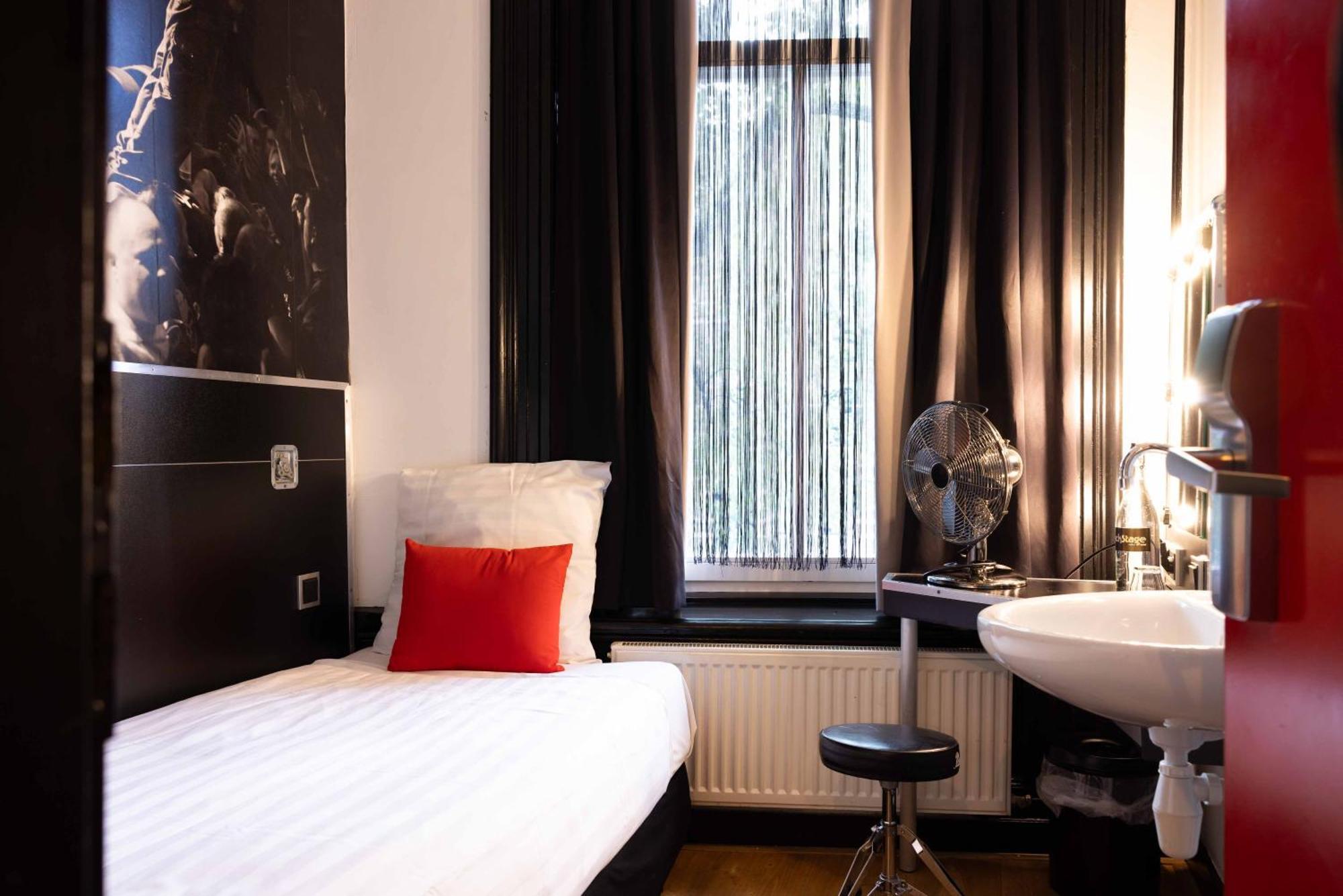 Chambre Simple avec Toilettes et Salle de Bains Communes
