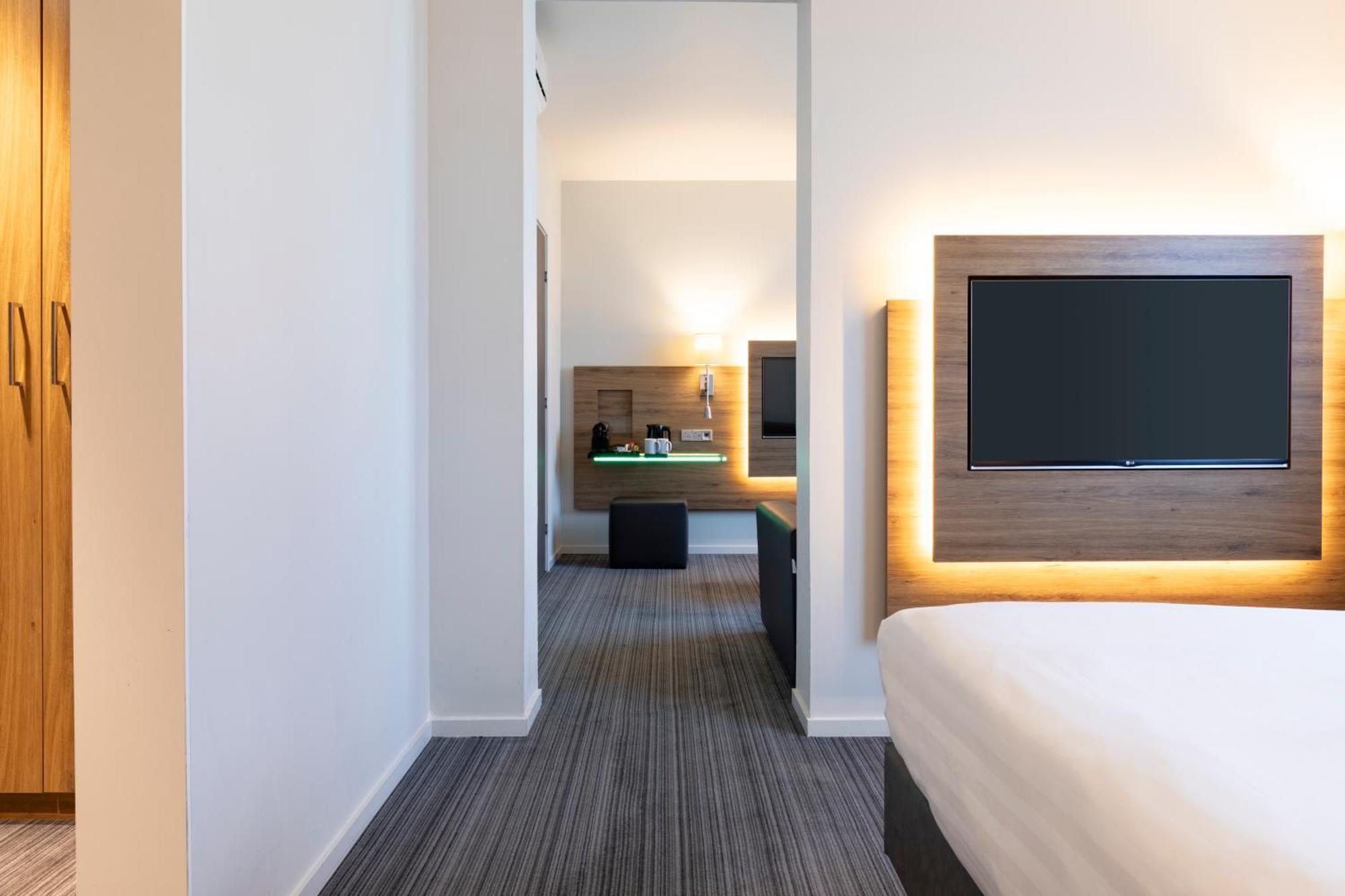 Moxyfied Family Sleeper, Guest room, 1 Queen, Sofa bed,1529685538:JPEG