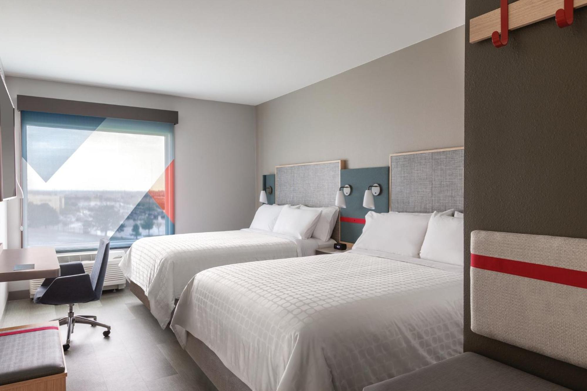 Chambre pour Personnes à Mobilité Réduite avec 2 Lits Doubles et Douche Accessible en Fauteuil Roulant
