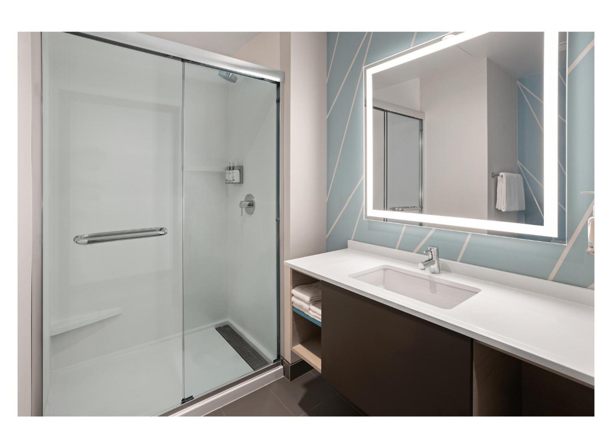 Chambre Lit King-Size Standard - Accessible aux Personnes à Mobilité Réduite