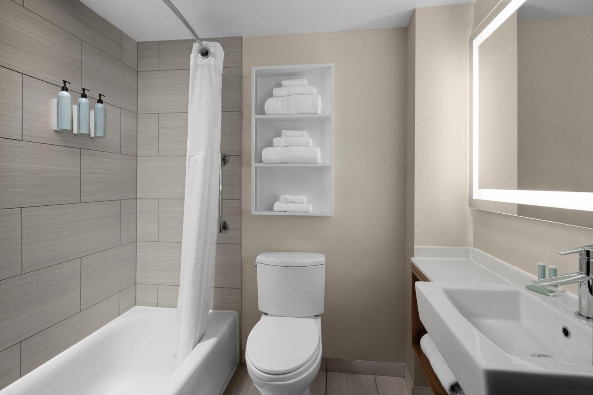 Grande Chambre Double avec 2 Lits Doubles et Canapé-Lit