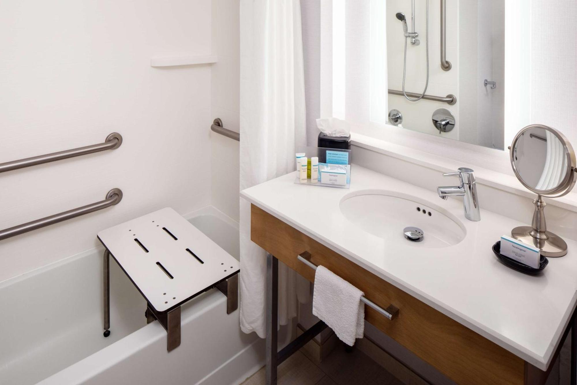 Chambre avec 2 Lits Queen-Size - Accessible aux Personnes à Mobilité Réduite - Non-Fumeurs