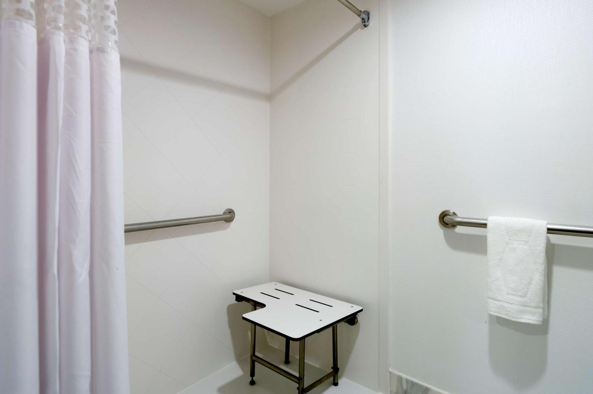 Chambre Lit King-Size avec Douche Accessible en Fauteuil Roulant - Adaptée aux Personnes à Mobilité Réduite et aux Malentendants