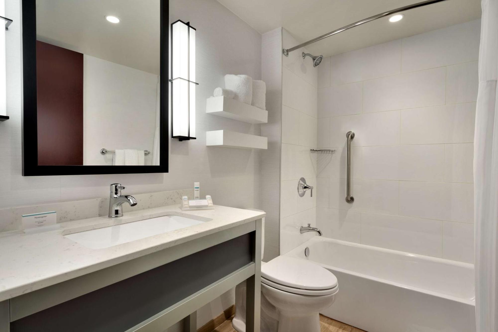 Chambre Lit King-Size avec Douche Accessible en Fauteuil Roulant - Adaptée aux Personnes à Mobilité Réduite/Malentendantes