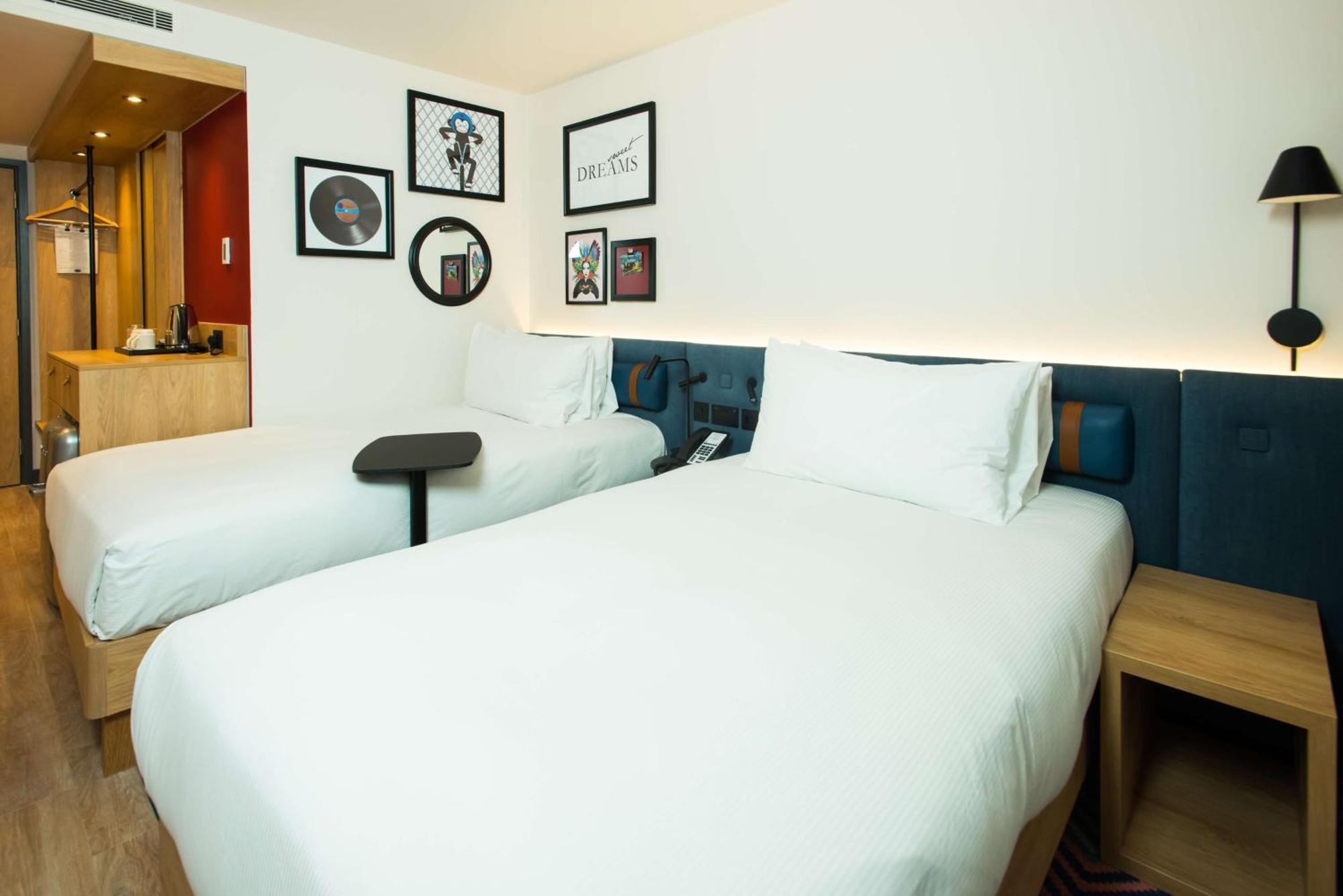 Chambre Lit Queen-Size avec Canapé-Lit