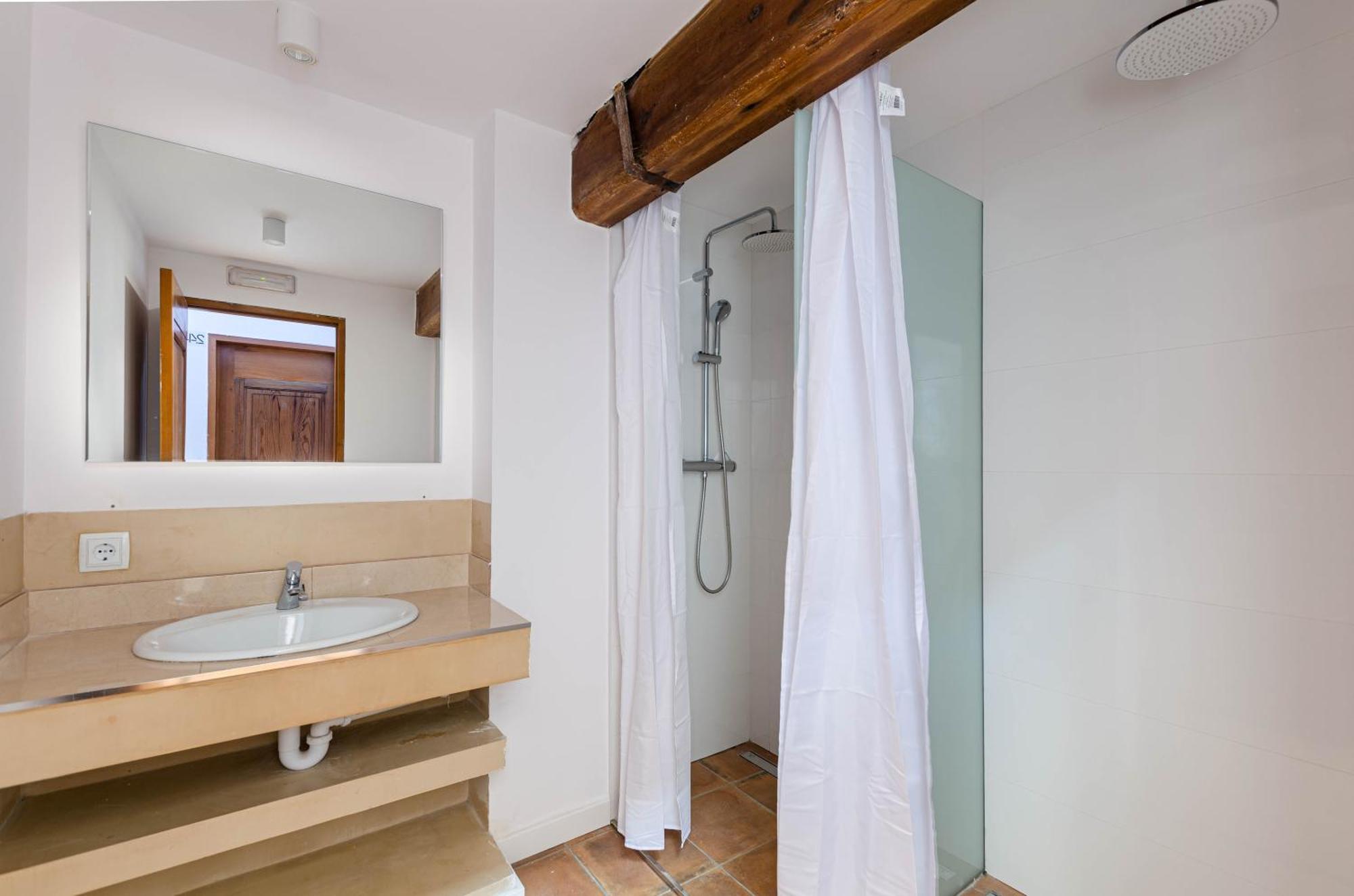 Chambre Lits Jumeaux avec Salle de Bains Commune