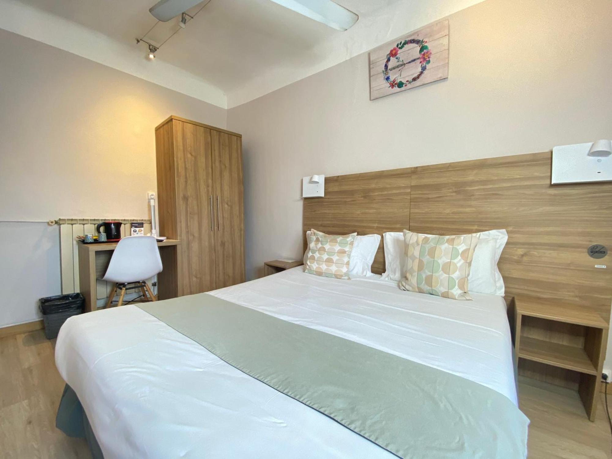 Comfort Double Room Air Conditioning,709484758:JPEG