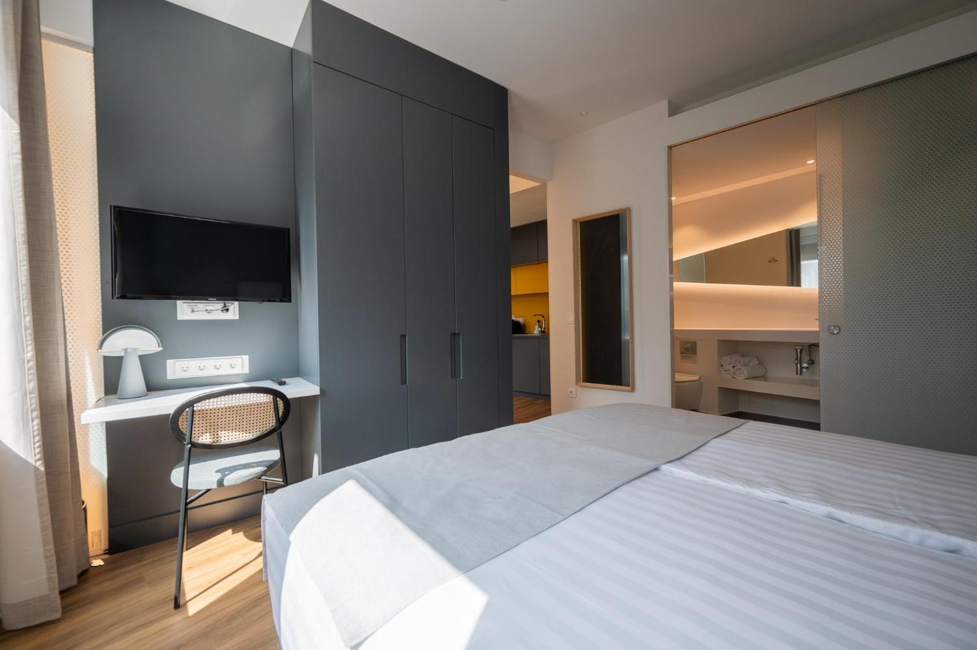 One-Bedroom Comfort Suite,1598361157:JPEG