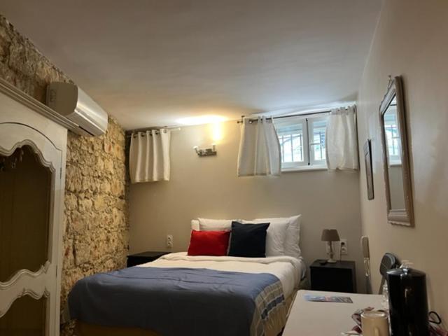 Petite chambre double économique - demi sous-sol