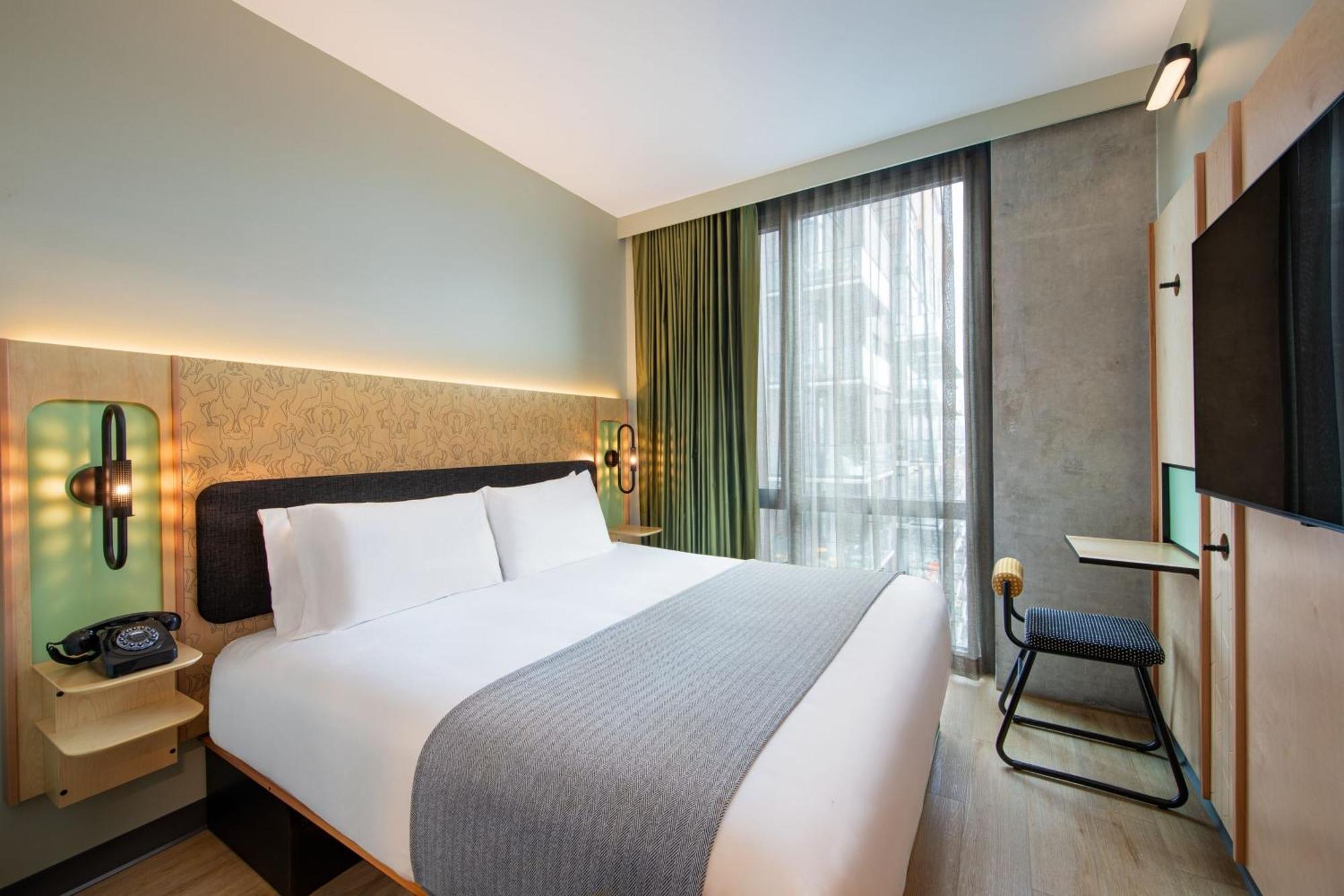 Chambre Lit King-Size avec Vue sur la Ville - Accessible aux Malentendants