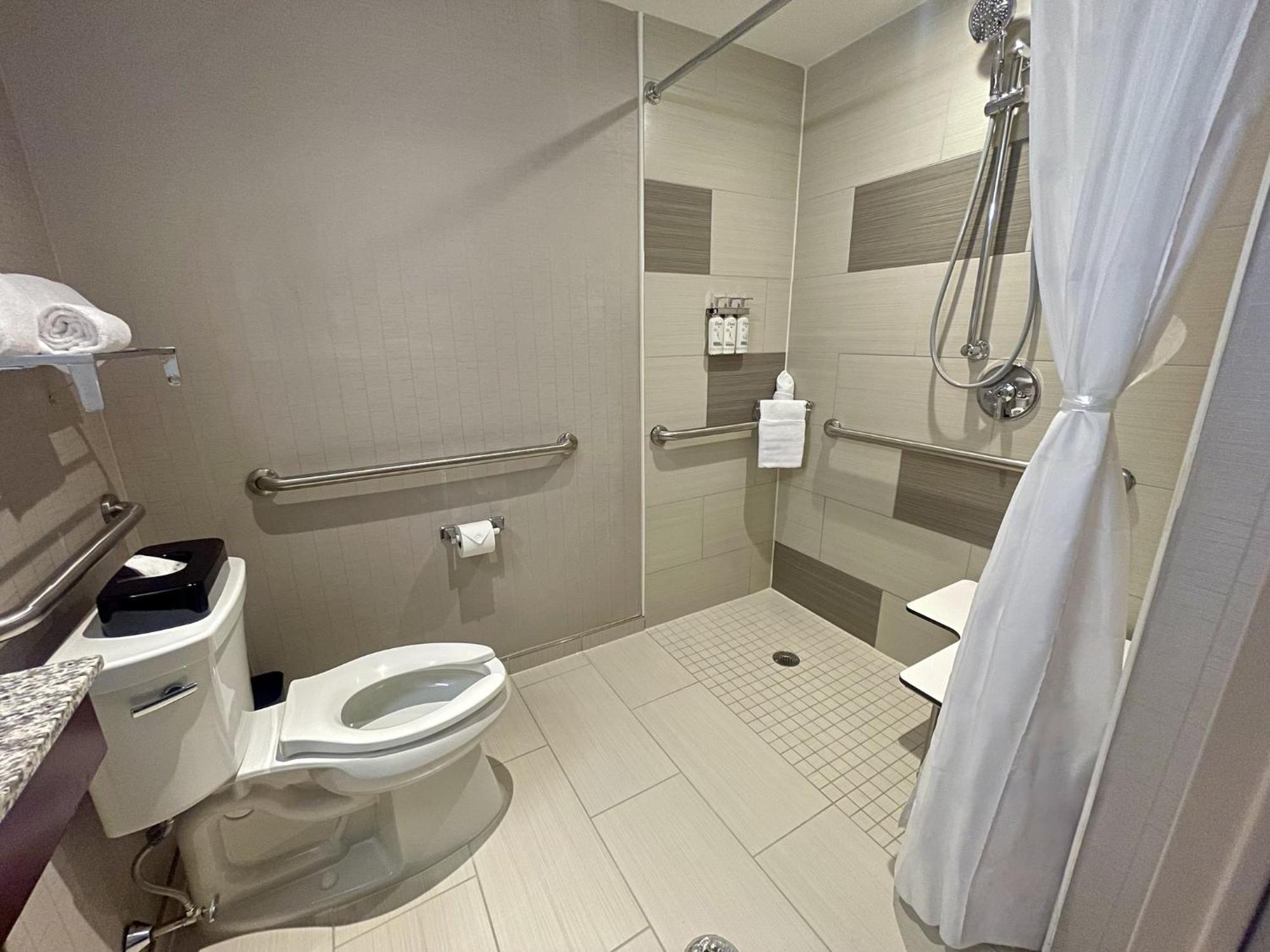 King Room Hearing Accessible Roll Shower,1610837626:JPEG