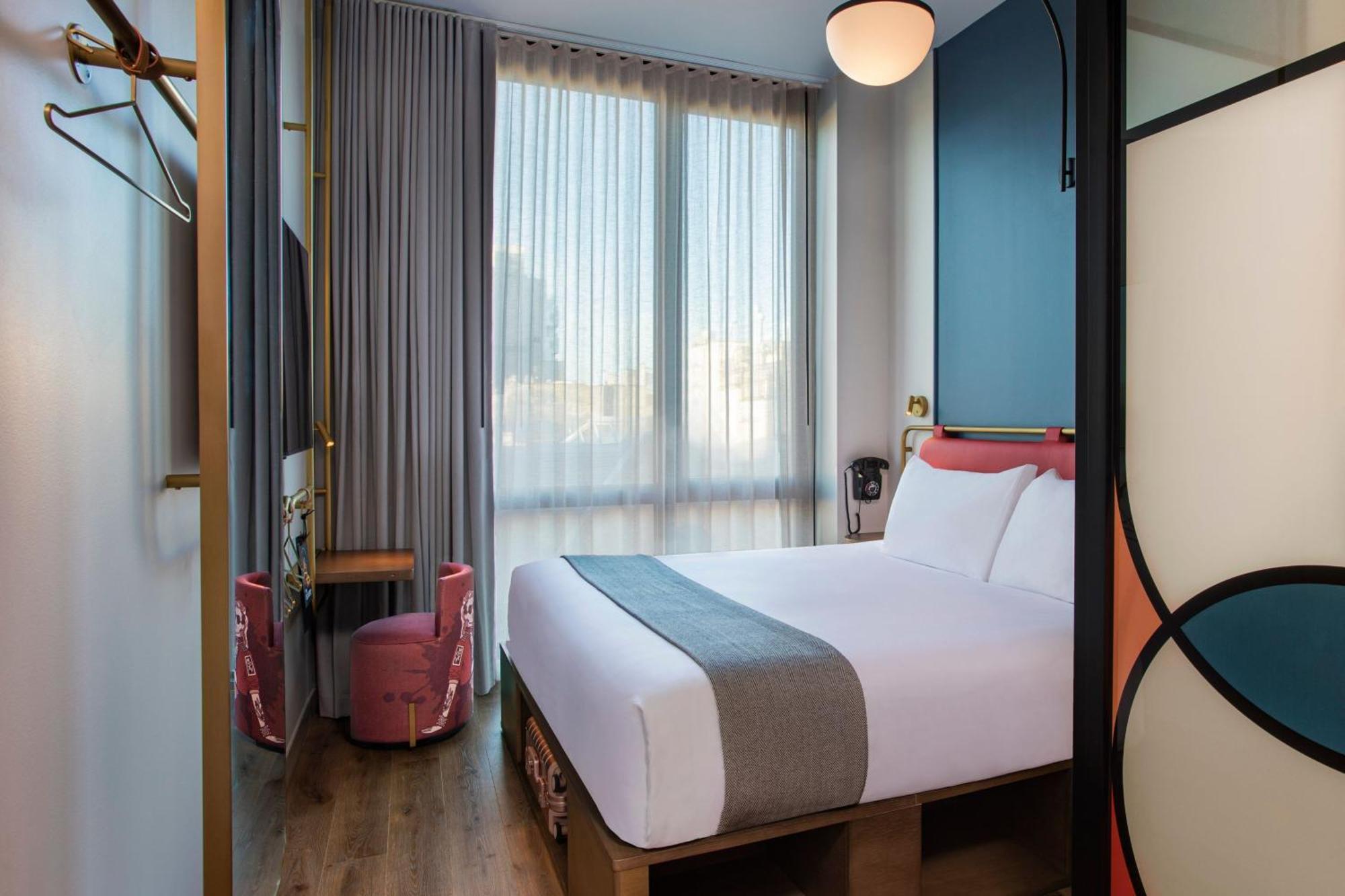 Chambre Lit King-Size avec Douche Accessible en Fauteuil Roulant - Accessible aux Personnes à Mobilité Réduite et aux Malentendants