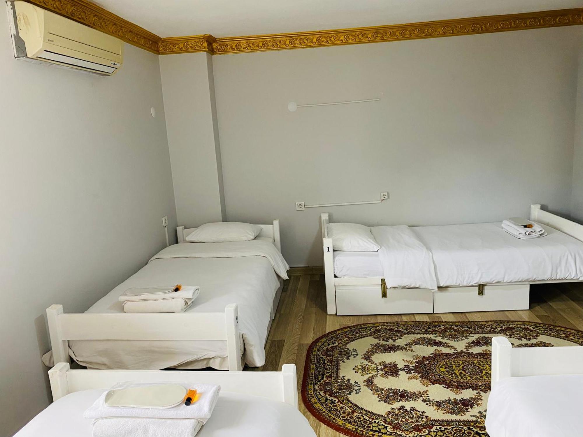 Lit Simple dans Dortoir pour Femmes
