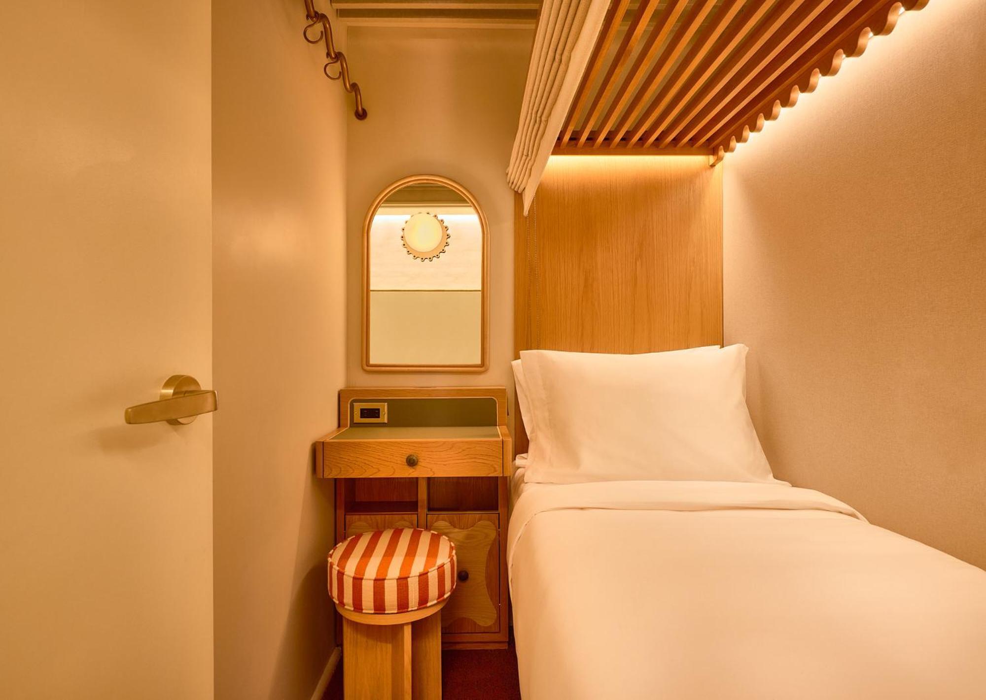 Cozy Sleeper Cabin with open ceiling,1625441552:JPEG