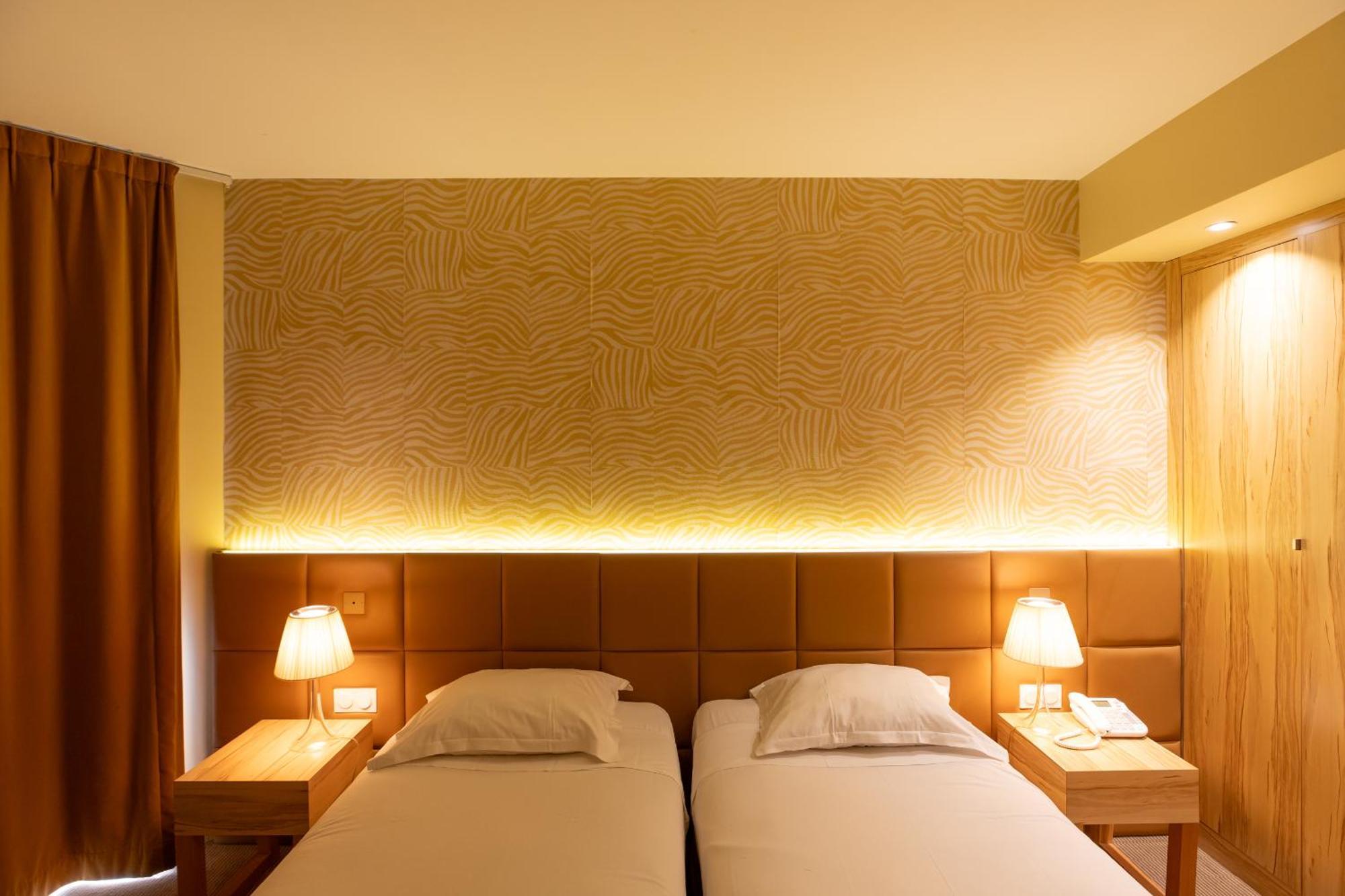 Chambre Confort avec 1 Lit King-Size et 2 Lits Simples - Patio Privé