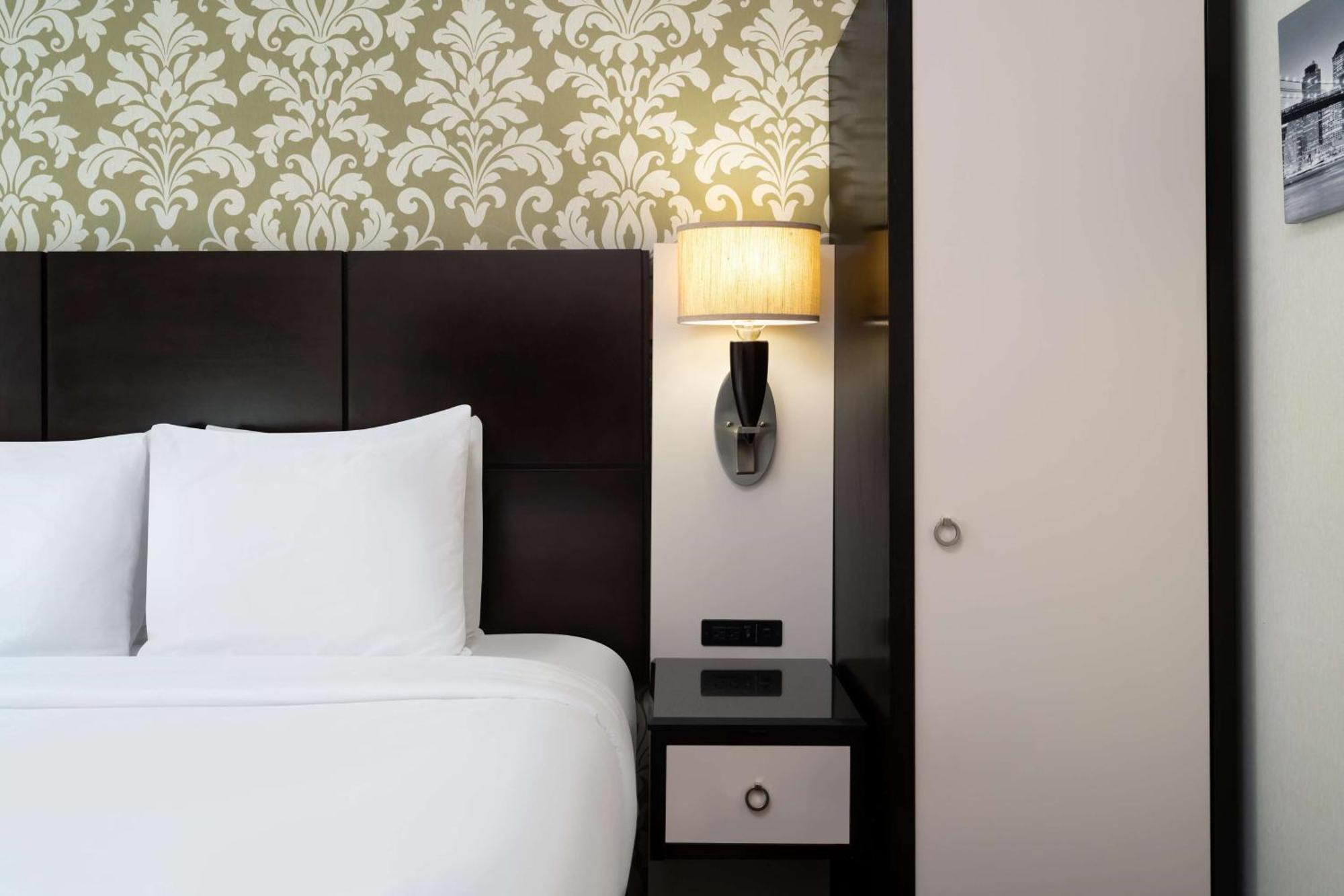 Chambre Lit Queen-Size pour Personnes à Mobilité Réduite avec Douche Accessible en Fauteuil Roulant - Non-Fumeurs