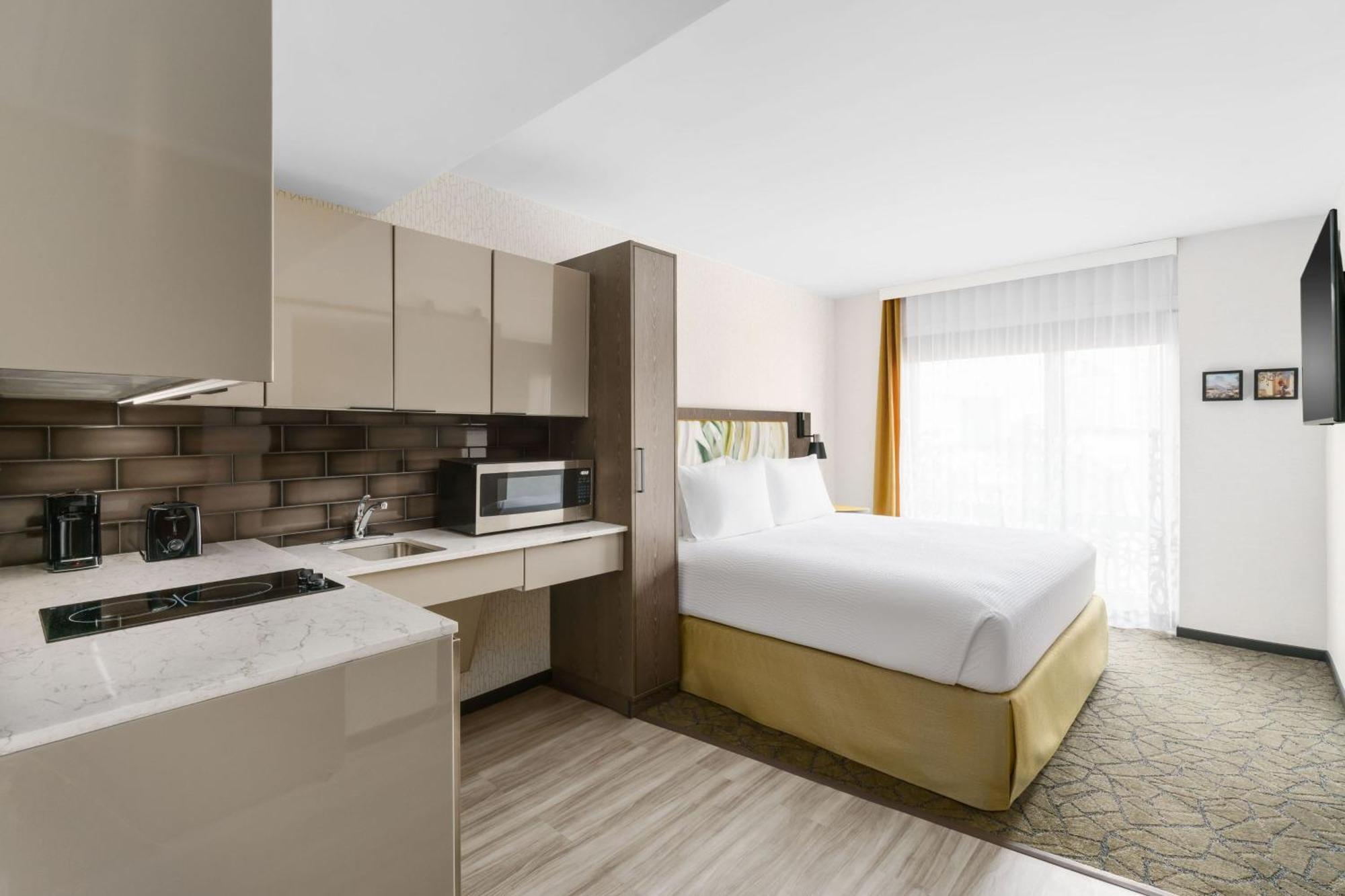 Studio City View Full Kitchenette 1 King