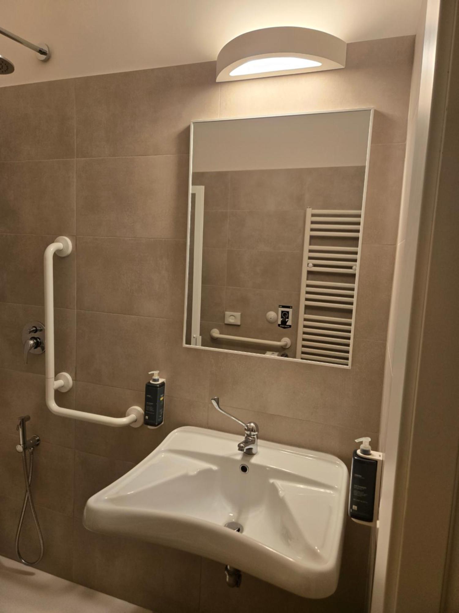 Chambre Double ou Lits Jumeaux - Accessible aux Personnes à Mobilité Réduite