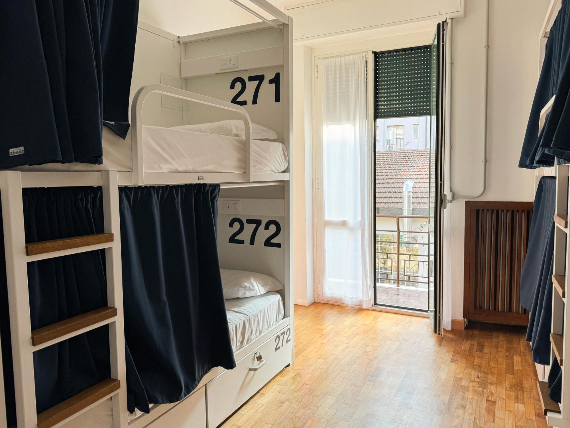 Dormitorio femminile da 6 posti letto bathroom en-suite