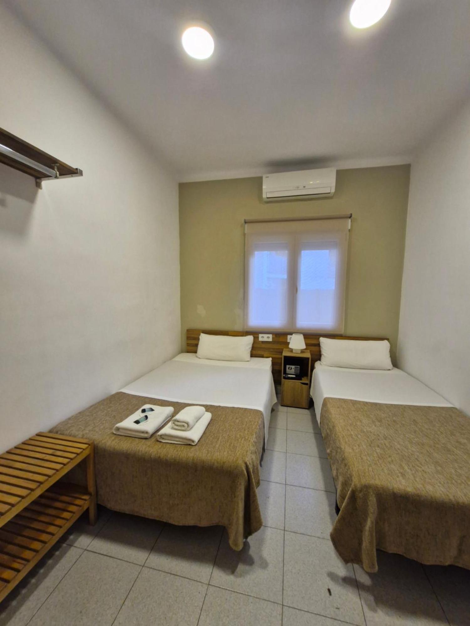 Chambre Lits Jumeaux avec Salle de Bains Commune