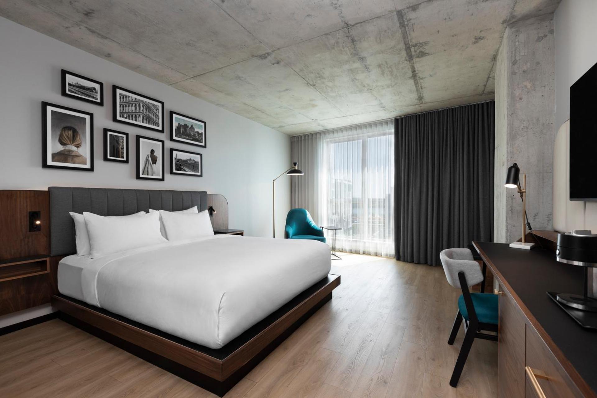 Chambre Lit King-Size avec Douche Accessible aux Personnes à Mobilité Réduite - Vue sur Ville