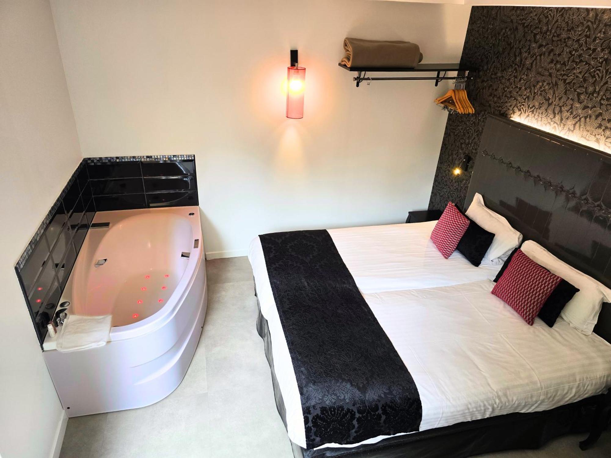 Double or Twin room corner bathtub terrace